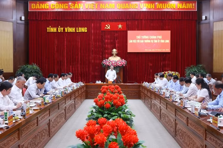 Thủ tướng Lê Minh Hưng chủ trì cuộc làm việc với Ban Thường vụ Tỉnh ủy Vĩnh Long - Ảnh: VGP/Nhật Bắc