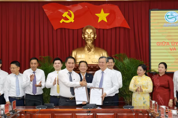 Lãnh đạo UBND thành phố Cần Thơ và lãnh đạo Tập đoàn T&T Group ký kết Thỏa thuận hợp tác 