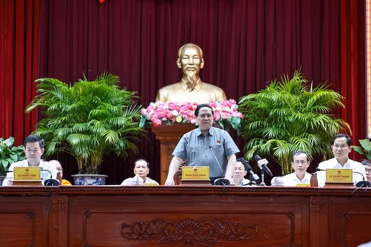 Thủ tướng chia sẻ thêm về nội dung chuyên đề tiếp xúc cử tri liên quan đến hai lĩnh vực giáo dục và y tế - Ảnh: VGP/Nhật Bắc