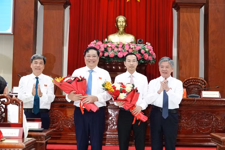 Lãnh đạo tỉnh Đồng Tháp tặng hoa chúc mừng tân Chủ tịch UBND tỉnh Nguyễn Thanh Nhàn (thứ 2, bên phải)