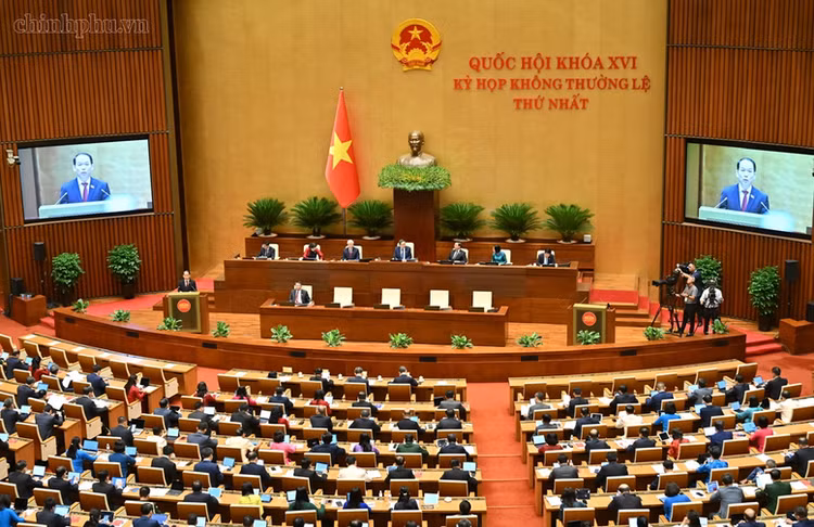 Các đại biểu nghe Bộ trưởng Bộ Tư pháp Hoàng Thanh Tùng báo cáo về 2 dự án luật - Ảnh: VGP/Nhật Bắc