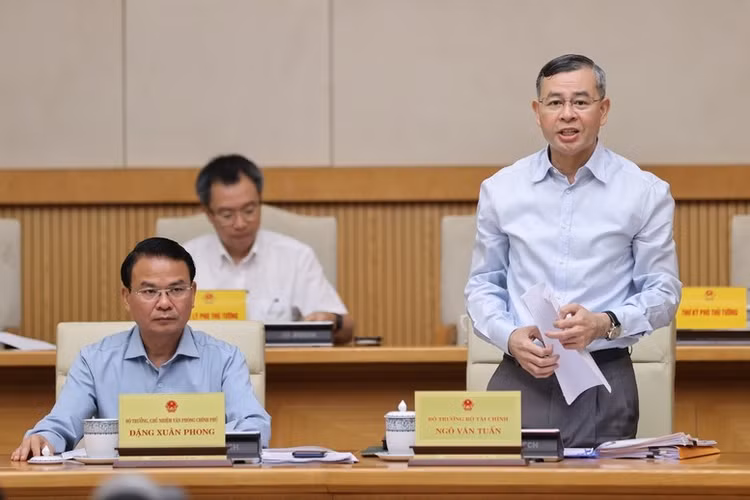 Bộ trưởng Bộ Tài chính Ngô Văn Tuấn báo cáo tại Phiên họp - Ảnh: VGP/Nhật Bắc