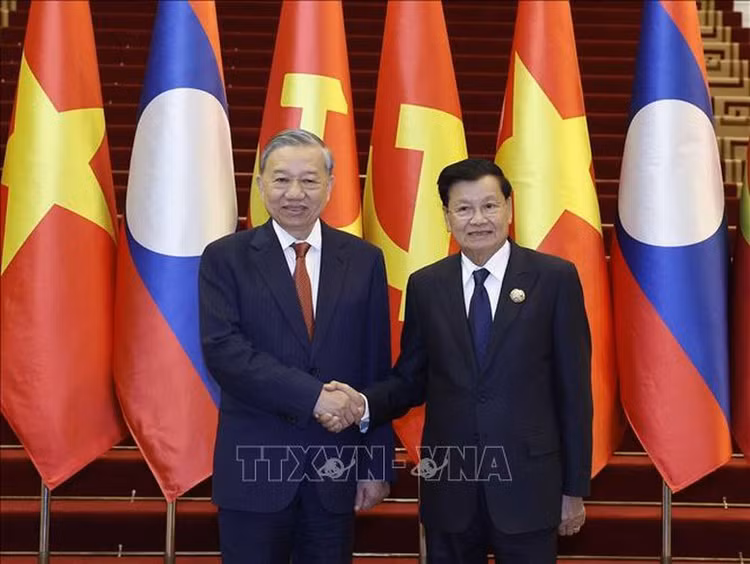 Tổng Bí thư Tô Lâm và Tổng Bí thư, Chủ tịch nước Lào Thongloun Sisoulith đồng chủ trì Cuộc gặp cấp cao giữa Đảng Cộng sản Việt Nam và Đảng Nhân dân Cách mạng Lào - Ảnh: Thống Nhất/TTXVN