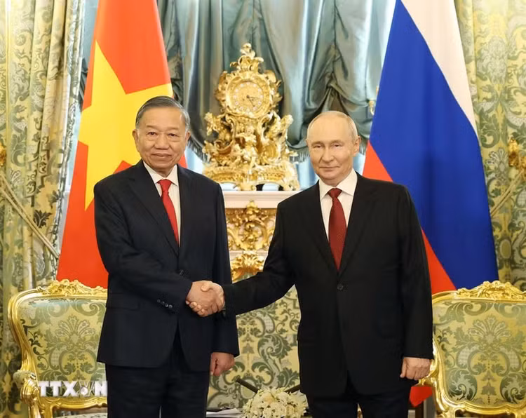 Tổng Bí thư, Chủ tịch nước Tô Lâm và Tổng thống Nga Vladimir Putin chụp ảnh chung trước hội đàm - Ảnh: TTXVN