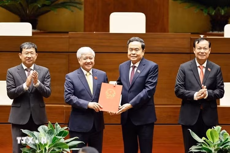 Chủ tịch Quốc hội Trần Thanh Mẫn trao Nghị quyết cho đồng chí Đỗ Văn Chiến, Phó Chủ tịch Thường trực Quốc hội, Chủ tịch Tổ chức Nghị sĩ hữu nghị Việt Nam của Quốc hội khóa XVI - Ảnh: TTXVN