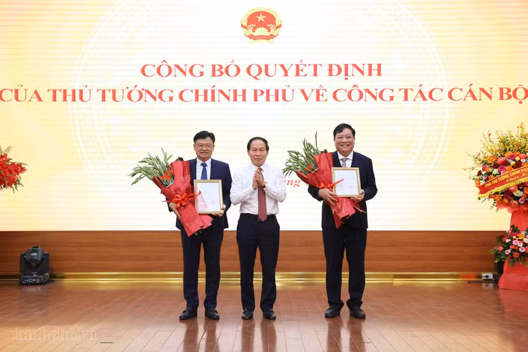 Phó Thủ tướng Lê Tiến Châu trao Quyết định bổ nhiệm Phó Tổng Thanh tra Chính phủ đối với đồng chí Phạm Thành Ngại và đồng chí Nguyễn Thanh Tuấn - Ảnh: chinhphu.vn/Thu Sa