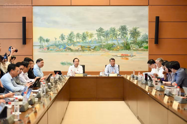 Thủ tướng Lê Minh Hưng (đại biểu Quốc hội thành phố Hải Phòng) phát biểu thảo luận tại tổ - Ảnh: chinhphu.vn/Nhật Bắc