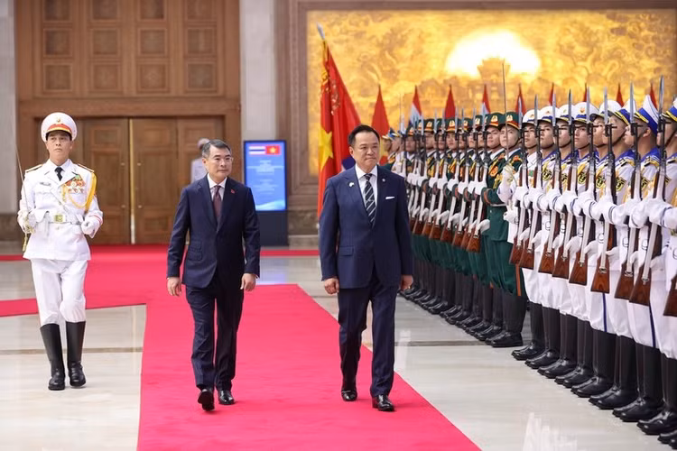 Thủ tướng Lê Minh Hưng và Thủ tướng Anutin Charnvirakul duyệt Đội Danh dự Quân đội nhân dân Việt Nam - Ảnh: VGP/Nhật Bắc