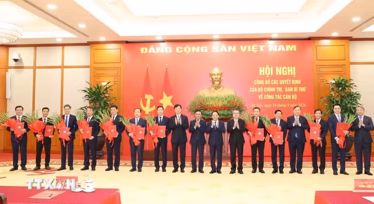 Thường trực Ban Bí thư Trần Cẩm Tú trao Quyết định của Bộ Chính trị, Ban Bí thư cho 12 đồng chí giữ chức Phó Bí thư Thường trực Tỉnh uỷ và các Phó Ban Đảng Trung ương - Ảnh: TTXVN