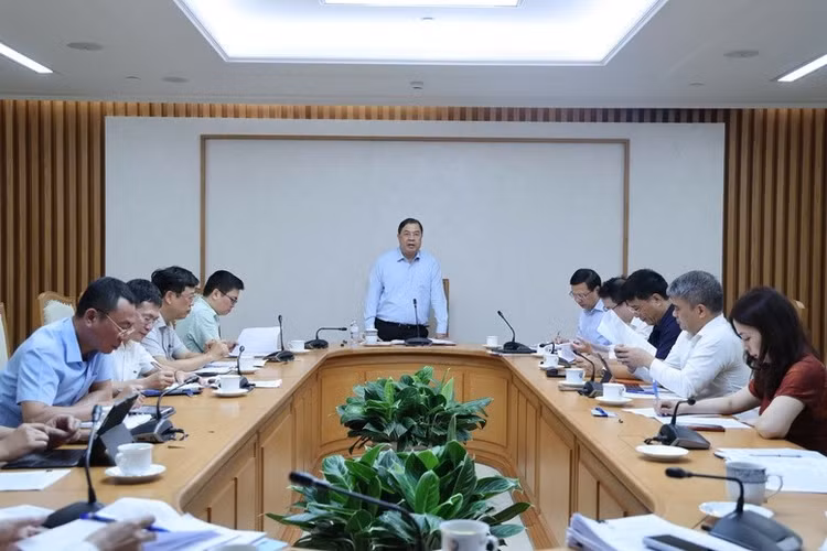Phó Thủ tướng Thường trực Phạm Gia Túc chủ trì cuộc họp nghe báo cáo về tình hình triển khai các giải pháp thực hiện điều chỉnh Quy hoạch điện VIII - Ảnh: VGP/Phương Nguyên