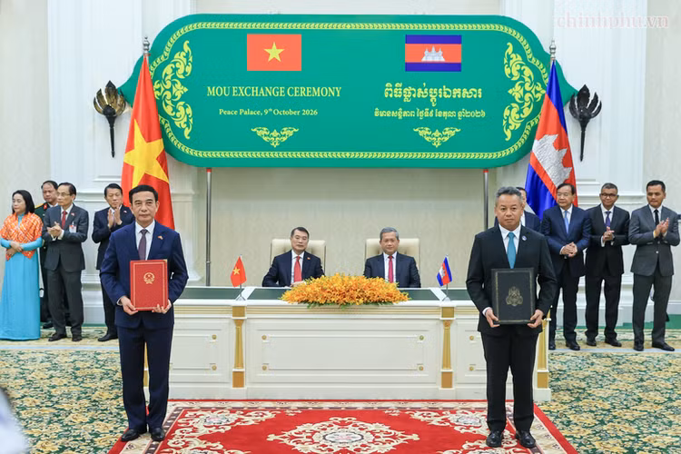 Thủ tướng Campuchia Hun Manet và Thủ tướng Lê Minh Hưng chứng kiến các bộ, ngành, cơ quan của hai nước trao các văn kiện hợp tác - Ảnh: chinhphu.vn/Nhật Bắc
