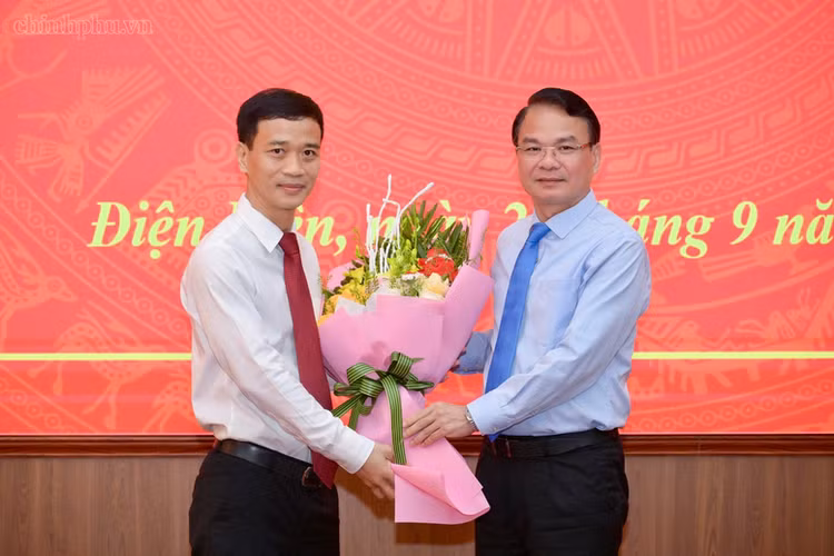 Bộ trưởng, Chủ nhiệm Văn phòng Chính phủ Đặng Xuân Phong tặng hoa chúc mừng đồng chí Nguyễn Văn Thắng giữ chức Phó Bí thư Tỉnh ủy Điện Biện nhiệm kỳ 2025 - 2030 - Ảnh: chinhphu.vn/Lan Anh