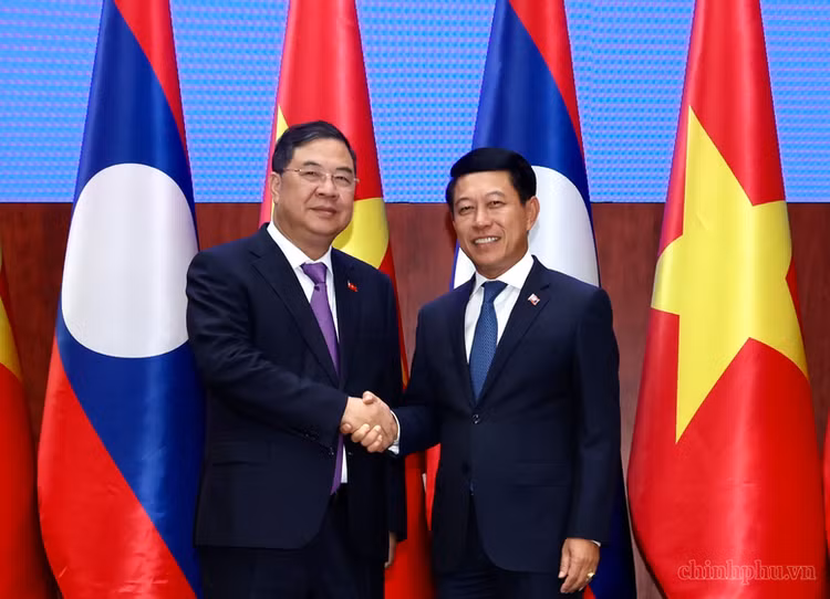 Phó Thủ tướng Thường trực Phạm Gia Túc và Phó Thủ tướng Thường trực Lào Saleumxay Kommasith - Ảnh: chinhphu.vn/Phương Nguyên