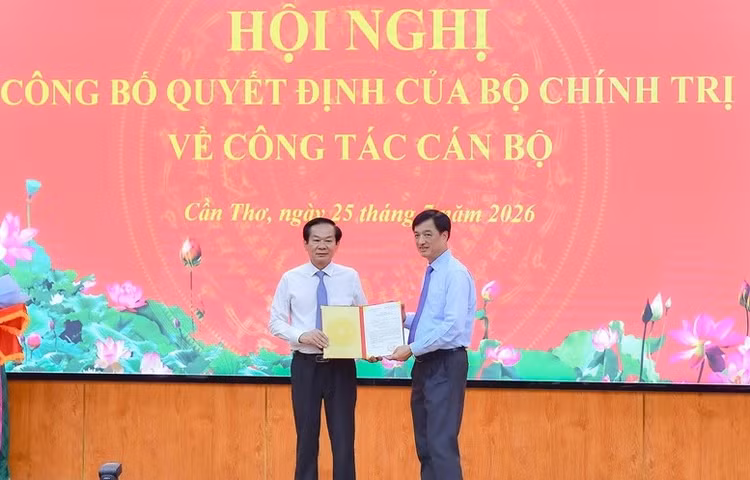 Trưởng Ban Tổ chức Trung ương Nguyễn Duy Ngọc trao Quyết định cho đồng chí Đỗ Thanh Bình - Ảnh: VGP/LS
