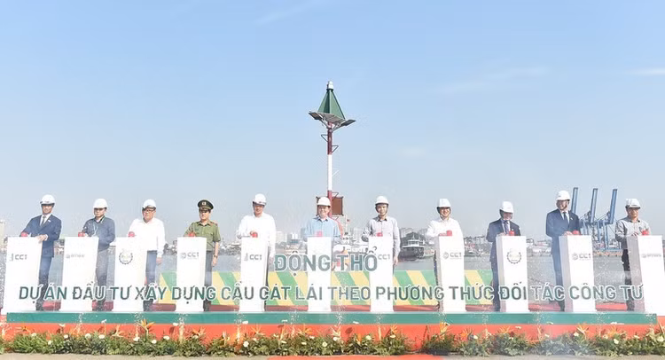 Phó Thủ tướng Mai Văn Chính và các đại biểu thực hiện nghi thức động thổ dự án đầu tư xây dựng cầu Cát Lái - Ảnh: VGP/Giang Thanh