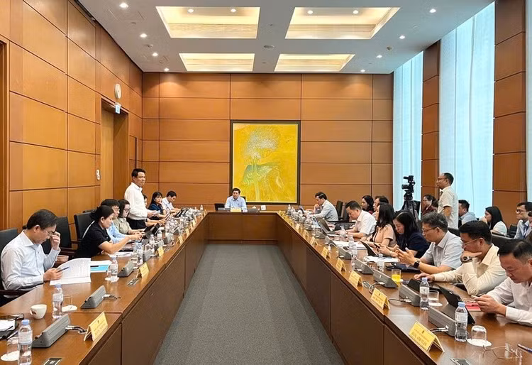Tổ 4 (các đoàn Đại biểu Quốc hội: Đồng Nai, Quảng Trị, Điện Biên) thảo luận - Ảnh: chinhphu.vn/Nguyễn Hoàng