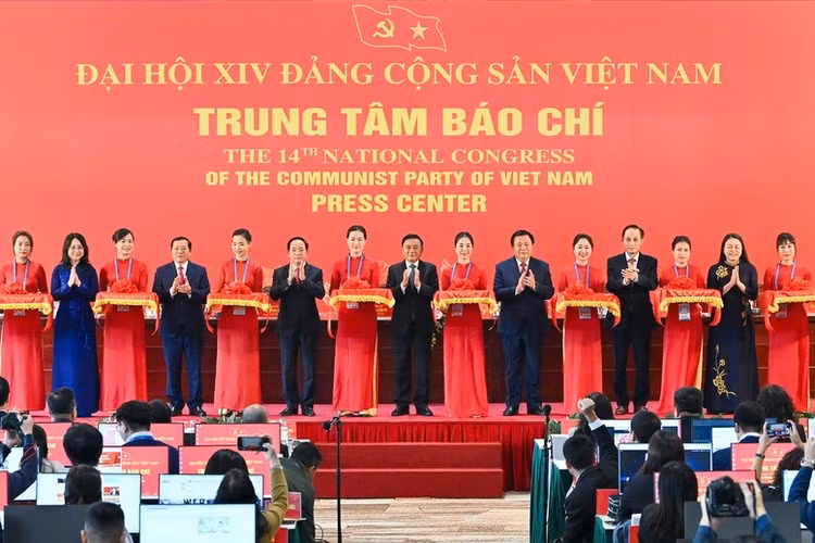 Các đại biểu cắt băng khánh thành Trung tâm Báo chí phục vụ Đại hội XIV của Đảng