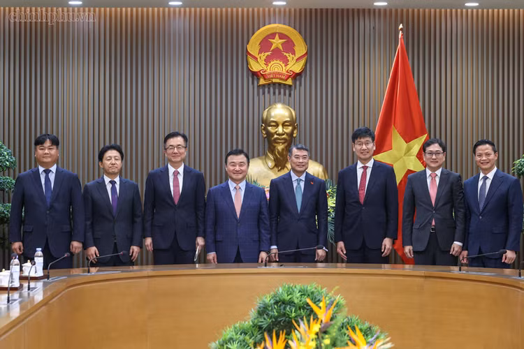 Thủ tướng Lê Minh Hưng chụp ảnh lưu niệm tại buổi tiếp - Ảnh: chinhphu.vn/Nhật Bắc