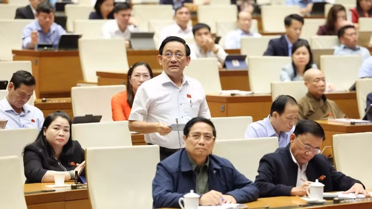 Đại biểu Trần Quốc Tuấn (Đoàn Vĩnh Long) phát biểu tại hội trường.