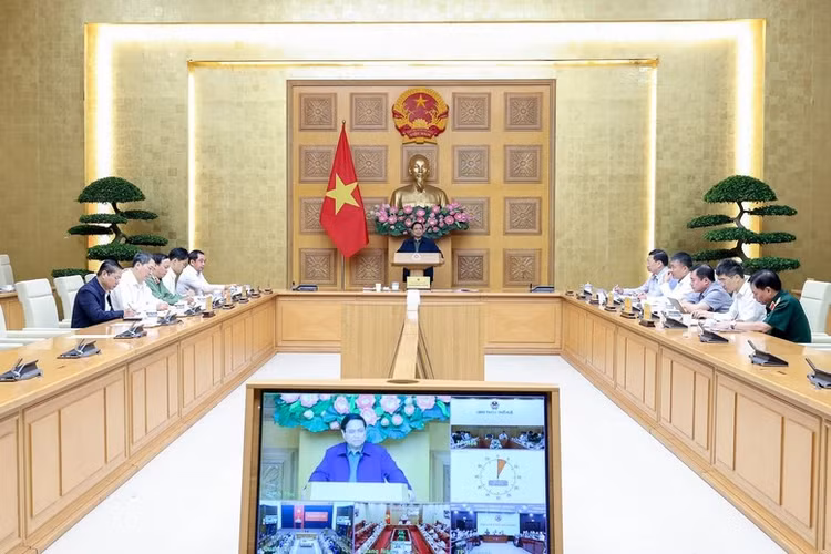 Thủ tướng Phạm Minh Chính chủ trì cuộc họp khẩn trực tuyến với một số địa phương miền Trung về công tác ứng phó, khắc phục hậu quả thiên tai, mưa lũ - Ảnh: VGP/Nhật Bắc