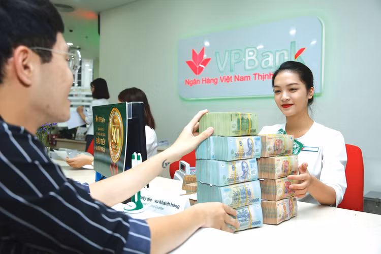 Mặt bằng lãi suất được các tổ chức tín dụng duy trì ở mức thấp để bảo đảm hỗ trợ tăng trưởng kinh tế. Ảnh: Nhã Chi