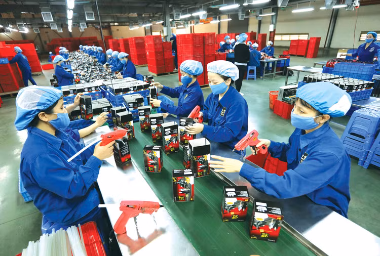 5 tháng đầu năm 2025, kim ngạch xuất khẩu hàng hóa đạt 180,23 tỷ USD, tăng 14% so với cùng kỳ năm trước. Ảnh: Huấn Anh