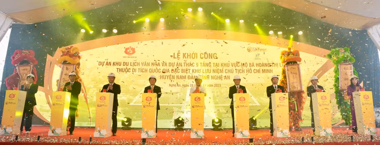 Các đại biểu thực hiện nghi lễ khởi công Dự án Khu du lịch văn hoá và Dự án Thác 9 tầng tại Khu vực mộ bà Hoàng Thị Loan, thuộc Khu di tích Quốc gia đặc biệt Khu lưu niệm Chủ tịch Hồ Chí Minh, huyện Nam Đàn, Nghệ An. Ảnh: T&T Group