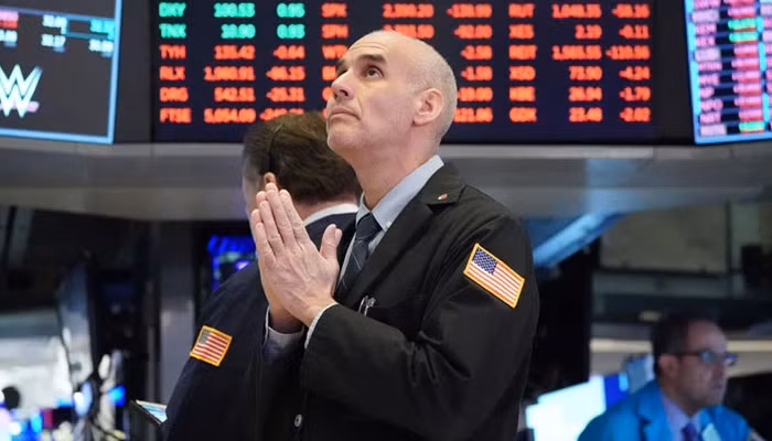 Một nhà giao dịch cổ phiếu trên sàn NYSE ở New York, Mỹ - Ảnh: Reuters.