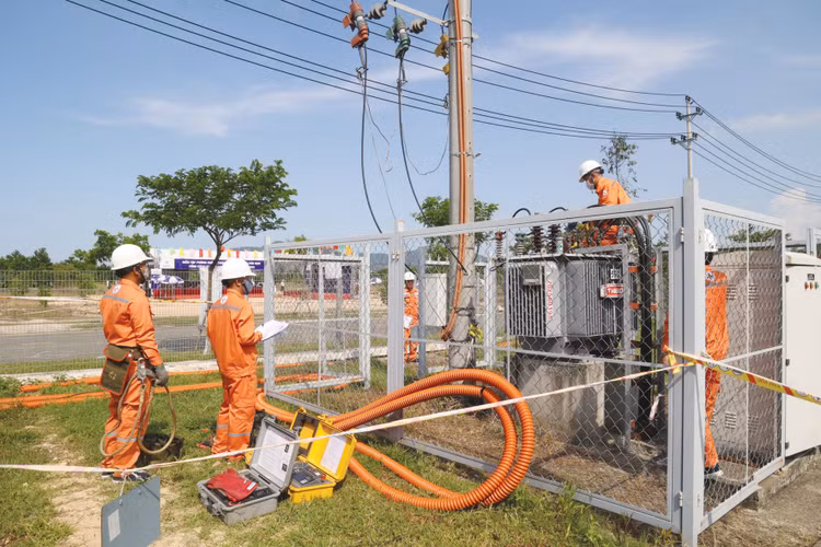 Cán bộ EVNCPC kiểm tra, bảo dưỡng trạm biến áp bảo đảm vận hành nguồn điện an toàn, thông suốt