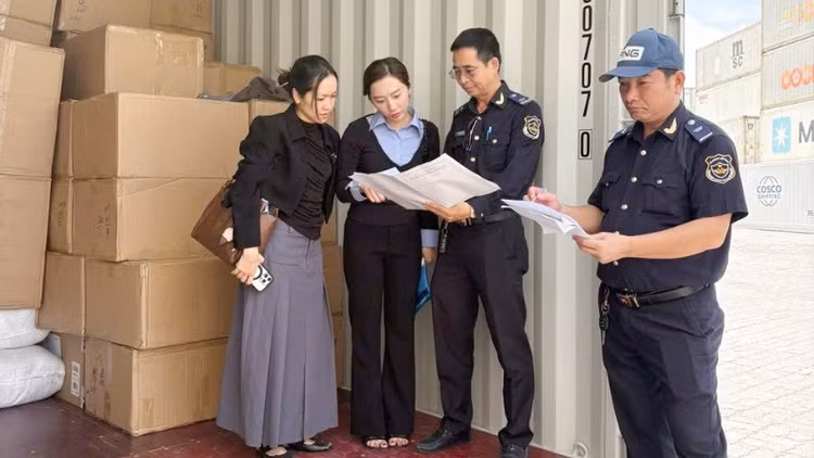 Lực lượng hải Quan tiến hành kiểm tra số hàng hoá