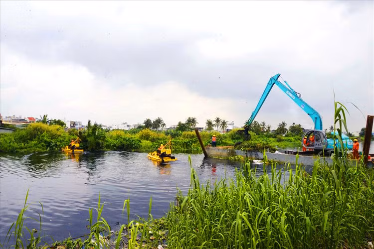 Dự án cải tạo kênh Tham Lương - Bến Cát - rạch Nước Lên dài 32,7 km, góp phần chống úng ngập cho diện tích 14.900 ha, đồng thời chỉnh trang đô thị và cải thiện môi trường. Ảnh: Minh Quân