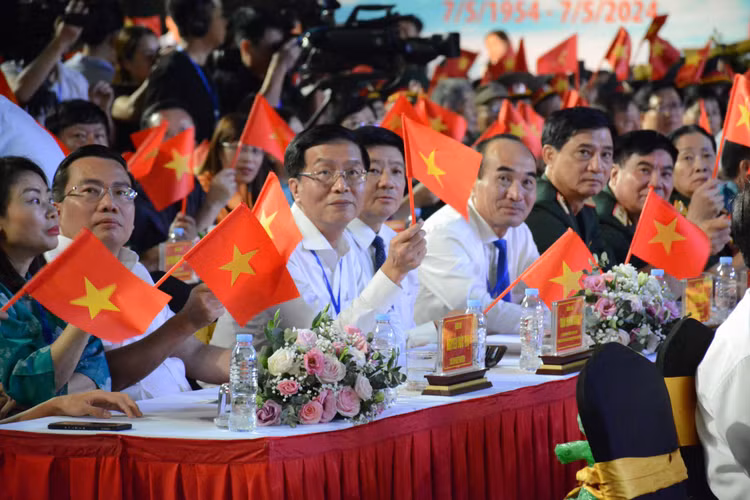 Ông Trần Quang Dũng - Ủy viên Ban thường vụ Đảng ủy, Trưởng Ban Truyền thông và Văn hóa doanh nghiệp Petrovietnam tham dự chương trình cầu truyền hình trực tiếp “Dưới lá cờ Quyết thắng” tại điểm cầu Điện Biên