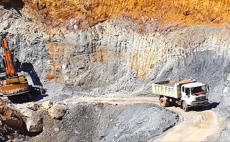 Việc cấp Giấy phép khai thác khoáng sản làm vật liệu xây dựng thông thường mất nhiều thời gian, thủ tục khiến nhiều dự án hạ tầng giao thông trọng điểm chậm tiến độ. Ảnh: Lê Tiên