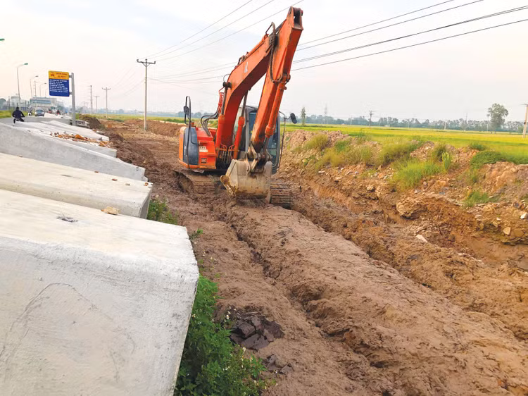 Nhiều địa phương đang nỗ lực thúc đẩy tiến độ giải ngân đầu tư công, trong đó có việc chủ động điều chuyển vốn từ các dự án chậm giải ngân sang dự án có khả năng giải ngân cao hơn. Ảnh: Lê Tiên