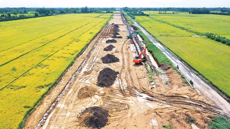 Phó Thủ tướng Nguyễn Hòa Bình đề nghị các địa phương giải quyết dứt điểm vướng mắc liên quan đến mặt bằng, nguồn vật liệu cho các dự án cao tốc. Ảnh: Lê Tiên