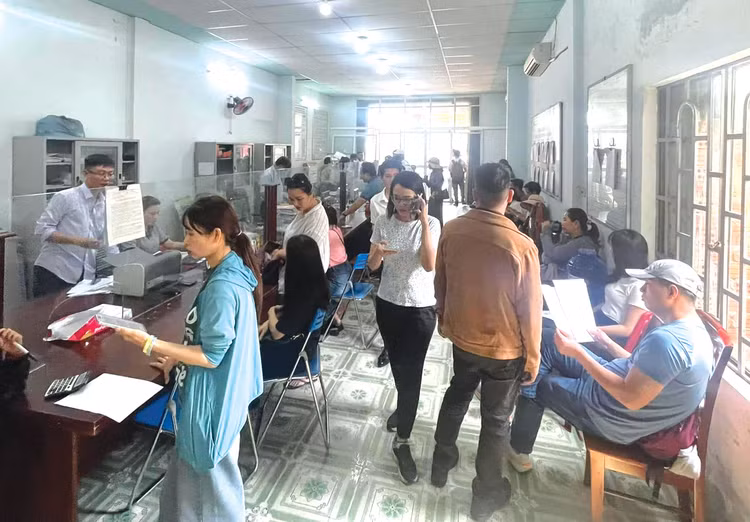 Phòng Công chứng tại khu vực thị xã Điện Bàn (tỉnh Quảng Nam) những ngày qua nhộn nhịp người mua bán bất động sản. Ảnh: Minh Hạnh