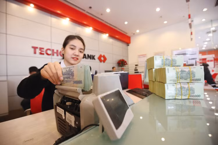 Từ đầu năm 2023 đến nay lãi suất cho vay giảm hơn 3,4%/năm, nhưng nhiều doanh nghiệp vẫn không vay được vốn do sức khỏe suy kiệt và không có tài sản bảo đảm. Ảnh: Lê Tiên