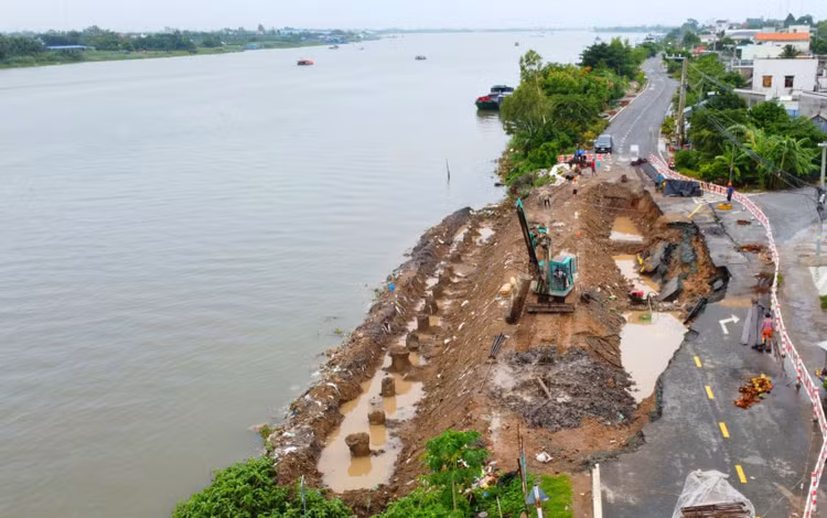 Đến ngày 31/12/2024, 21 dự án phòng, chống sạt lở tại Đồng bằng sông Cửu Long phải hoàn thành giải ngân 4.000 tỷ đồng vốn dự phòng ngân sách trung ương năm 2023. Ảnh: Thường Sơn