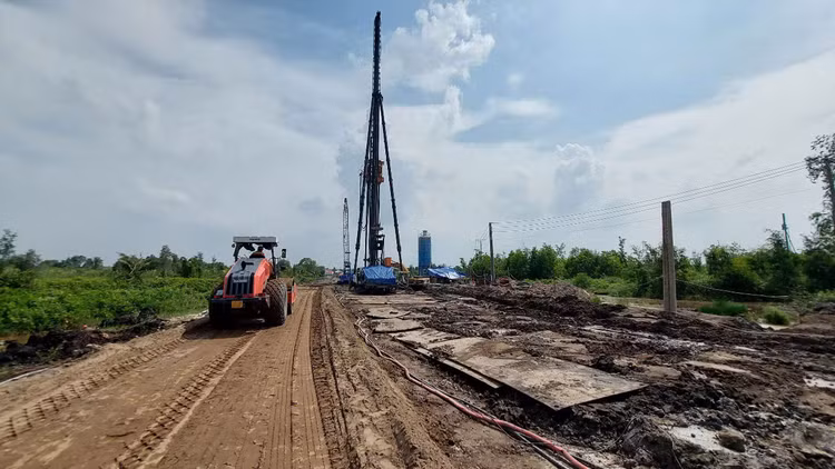 Nhà thầu thi công Gói thầu XL9 thuộc Dự án Vành đai 3 TP.HCM trên địa bàn huyện Bình Chánh, TP.HCM. Ảnh: Như Nguyệt