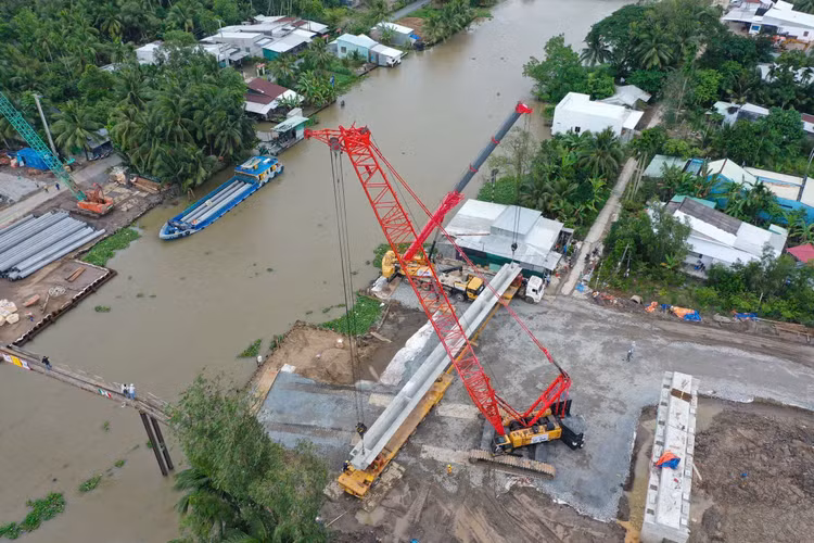Nhà thầu thi công dầm cầu số 1, Dự án thành phần 4 cao tốc Châu Đốc - Cần Thơ - Sóc Trăng. Ảnh: Như Nguyệt