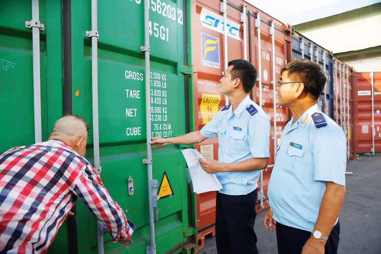 Nhiều doanh nghiệp cho rằng số lượng hàng hóa phải thanh, kiểm tra chuyên ngành nên tiếp tục giảm xuống và hạn chế tối đa việc kiểm tra trùng lặp. Ảnh: Tân Tiến