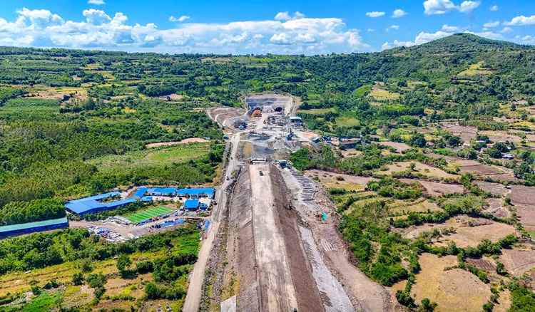 Dự án thành phần đoạn Chí Thạnh - Vân Phong gặp khó khăn do nguồn cung đất đắp nền không bảo đảm. Ảnh: Minh Huy