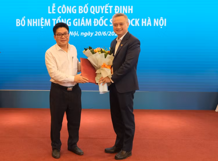 Ông Nguyễn Thành Long, Chủ tịch Hội đồng Thành viên Sở Giao dịch chứng khoán Việt Nam đã trao Quyết định bổ nhiệm Tổng giám đốc Sở Giao dịch chứng khoán Hà Nội cho ông Nguyễn Anh Phong