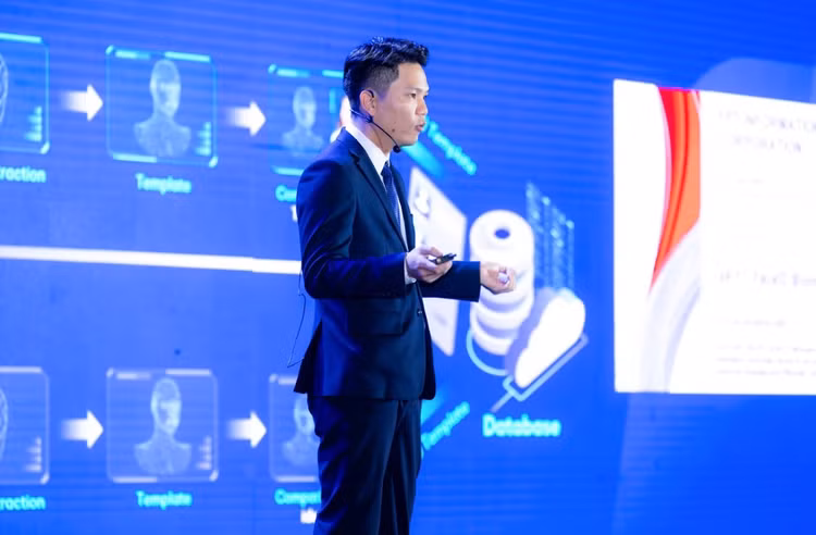 Ông Vũ Anh Đức - Phó Giám đốc Trung tâm nền tảng và định danh số, FPT IS chia sẻ tại sự kiện