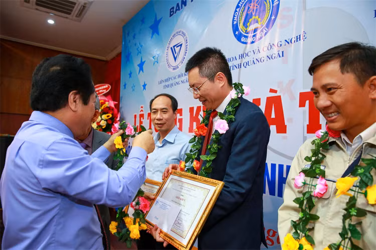 Ông Mai Tuấn Đạt, Phó Tổng giám đốc BSR nhận giải thưởng đơn vị có nhiều giải pháp tham dự Hội thi và nhiều giải pháp đạt giải