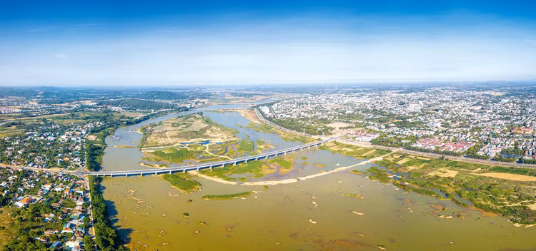 Dự thảo Quy hoạch tỉnh Quảng Ngãi thể hiện rõ tầm nhìn, khát vọng, định hướng tăng trưởng kinh tế xanh, kinh tế tuần hoàn, bền vững và bao trùm. Ảnh: Hà Minh