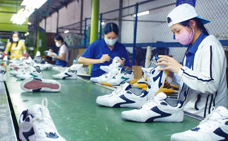 Nhiều doanh nghiệp phải từ chối đơn hàng do không thu xếp được nguồn vốn phục vụ cho hoạt động sản xuất, kinh doanh. Ảnh: Lê Tiên