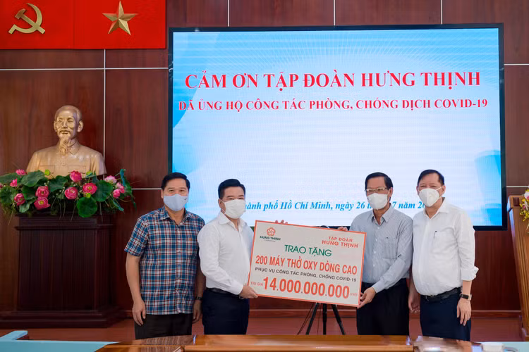 Ông Nguyễn Đình Trung – Chủ tịch Tập đoàn Hưng Thịnh (thứ 2 từ trái sang) trao tặng 200 máy thở oxy dòng cao trị giá 14 tỷ đồng cho ông Phan Văn Mãi - Ủy viên Trung ương Đảng, Phó Bí thư Thường trực Thành ủy TP.HCM (thứ 2 từ phải sang)