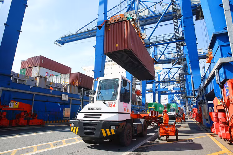 Chuyển hóa lợi ích của hội nhập kinh tế quốc tế thành kết quả cụ thể trong việc tăng trưởng xuất nhập khẩu là một trong những mục tiêu của Nghị quyết số 93/NQ-CP. Ảnh: Lê Tiên