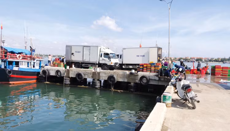 Công ty CP Xây dựng công trình thủy Hà Nội vừa trúng Gói thầu QB07 Nâng cấp và mở rộng cảng cá sông Gianh, huyện Bố Trạch, tỉnh Quảng Bình. Ảnh: Báo Quảng Bình